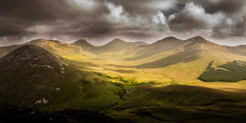 智能预见未来：基于AI的网络流量预测与带宽调度如何重塑数据分析、网络安全与云服务